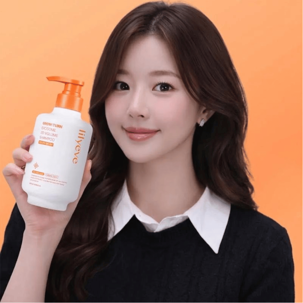 Person håller LILYEVE Grow:Turn Exosome 3D Volume Shampoo för volymgivande hår- och hårbottenvård