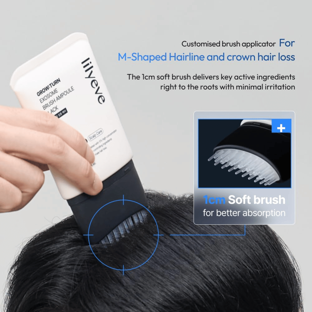 Person applicerar LILYEVE Grow:Turn Exosome Brush Ampoule Prime direkt i hårbotten med den integrerade mjuka borstapplikatorn. Bilden visar hur formulan når hårrötterna för riktad vård vid håravfall och tunnare hår.