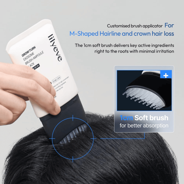 Person applicerar LILYEVE Grow:Turn Exosome Brush Ampoule Prime direkt i hårbotten med den integrerade mjuka borstapplikatorn. Bilden visar hur formulan når hårrötterna för riktad vård vid håravfall och tunnare hår.
