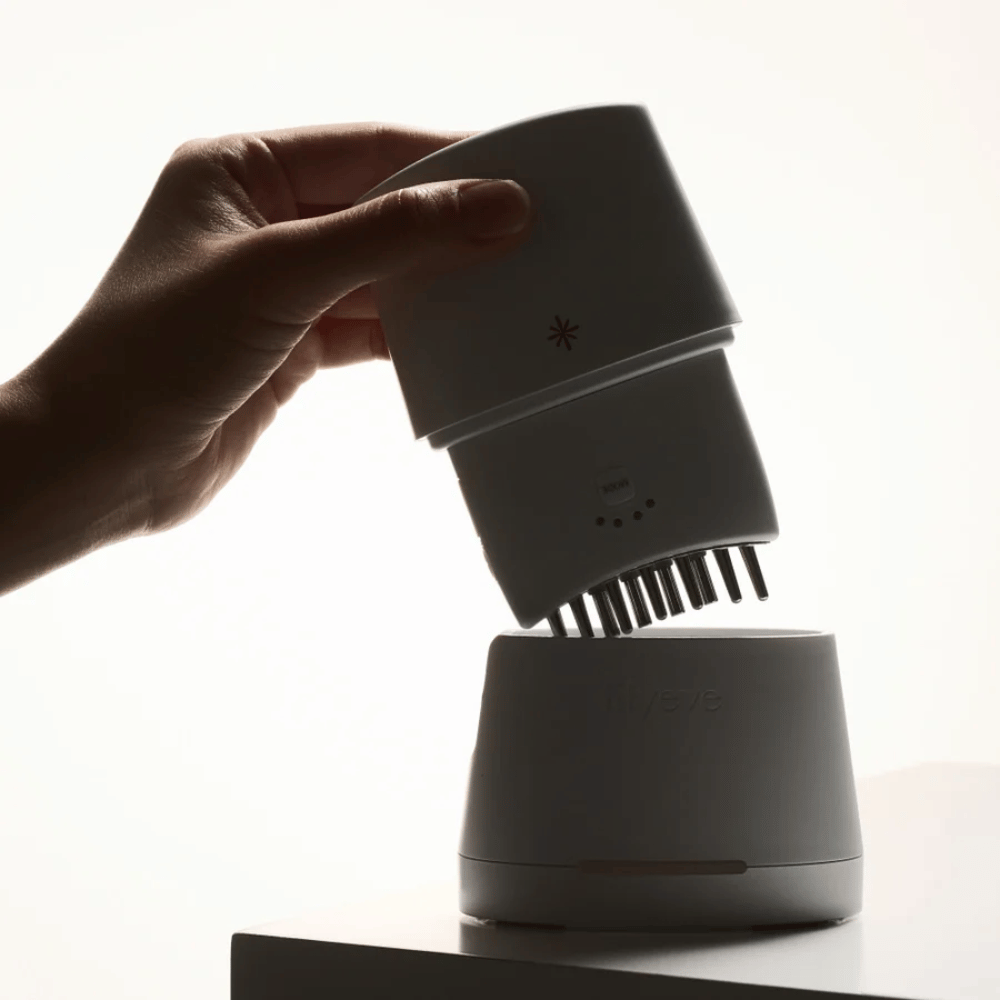 1. Lilyeve GrowTurn Pro – vit hårbottenapparat med avtagbart massagehuvud och laddningsstation