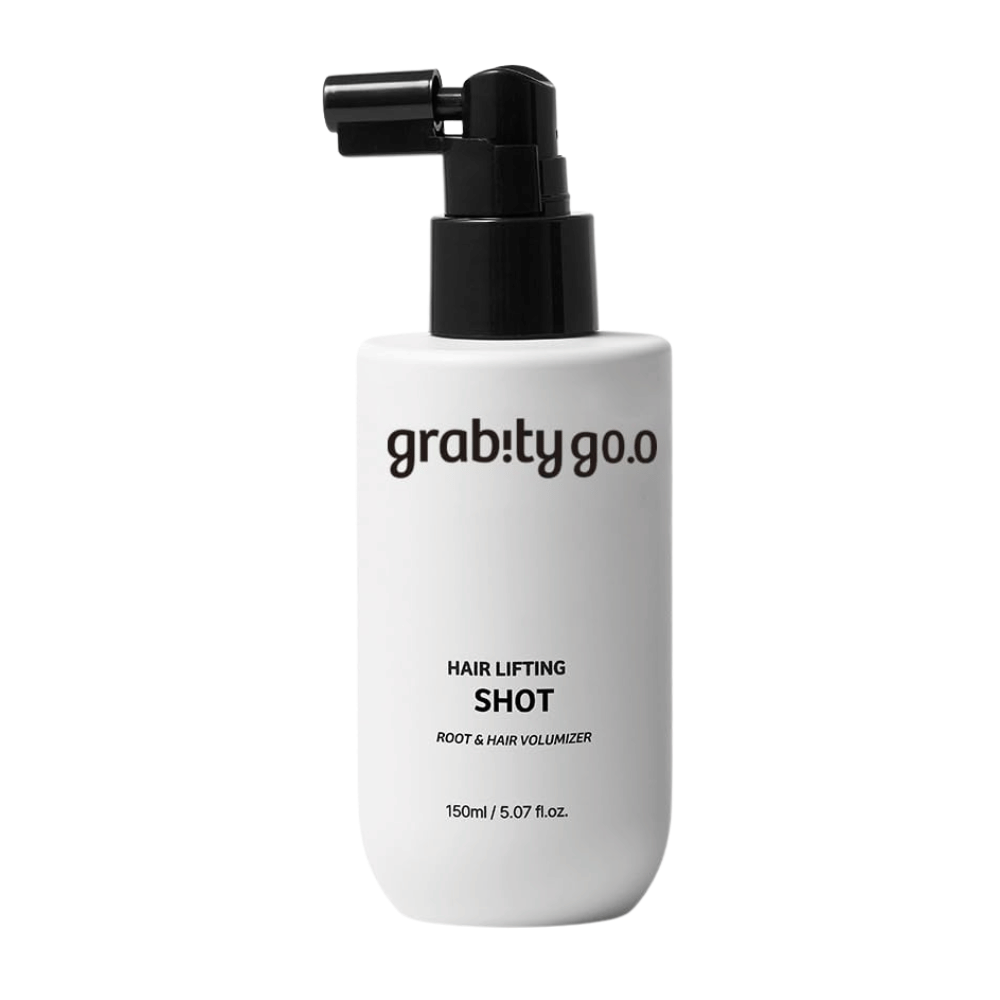 Grabity Hair Lifting Shot Root & Hair Volumizer i stilren vit sprayflaska. En volymgivande hårprodukt utvecklad för att lyfta hårrötterna, ge fylligare hår och underlätta styling.