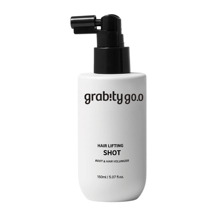 Grabity Hair Lifting Shot Root & Hair Volumizer i stilren vit sprayflaska. En volymgivande hårprodukt utvecklad för att lyfta hårrötterna, ge fylligare hår och underlätta styling.