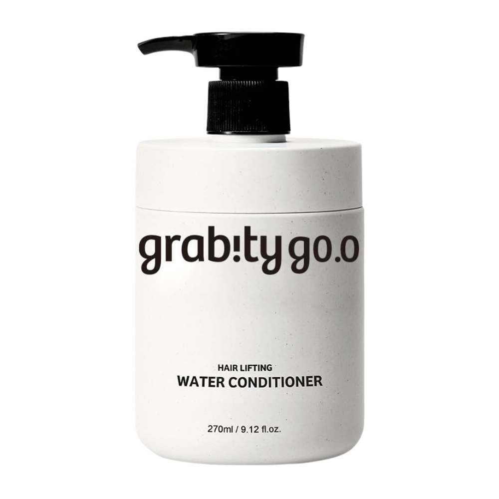 Grabity Hair Lifting Water Conditioner i stilren vit pumpflaska på ljus bakgrund. En volymgivande hårbalsamformula utvecklad för att ge mjukhet, glans och ett fylligare hårintryck.