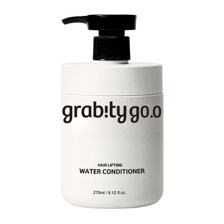 Grabity Hair Lifting Water Conditioner i stilren vit pumpflaska på ljus bakgrund. En volymgivande hårbalsamformula utvecklad för att ge mjukhet, glans och ett fylligare hårintryck.