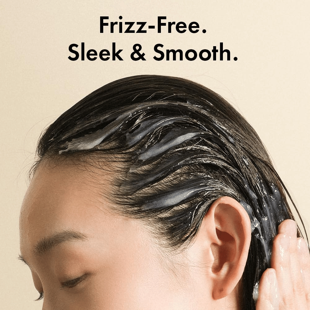 Person applicerar Grabity Hair Lifting Water Conditioner i vått hår. Den lätta formulan omsluter hårstråna för att motverka friss och ge ett mjukare, slätare och mer välvårdat hår.
