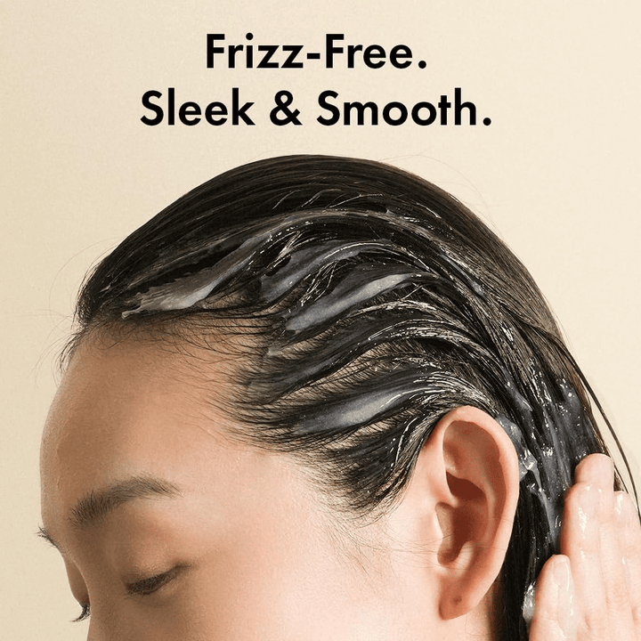 Person applicerar Grabity Hair Lifting Water Conditioner i vått hår. Den lätta formulan omsluter hårstråna för att motverka friss och ge ett mjukare, slätare och mer välvårdat hår.