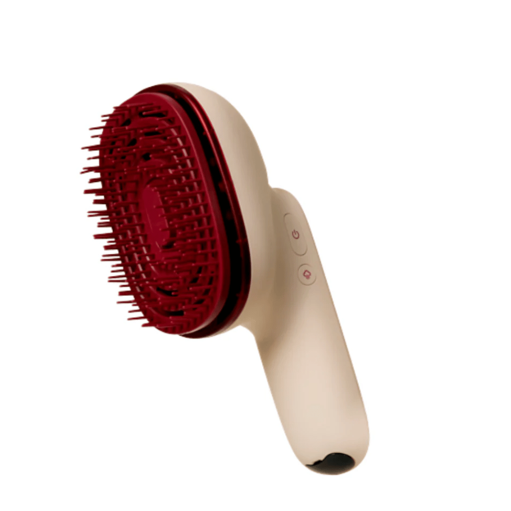 Närbild på MOEV Hair Steamer Pro med röda borst och ergonomiskt handtag. Professionell hårvårdsborste med ånga och LED-teknologi.