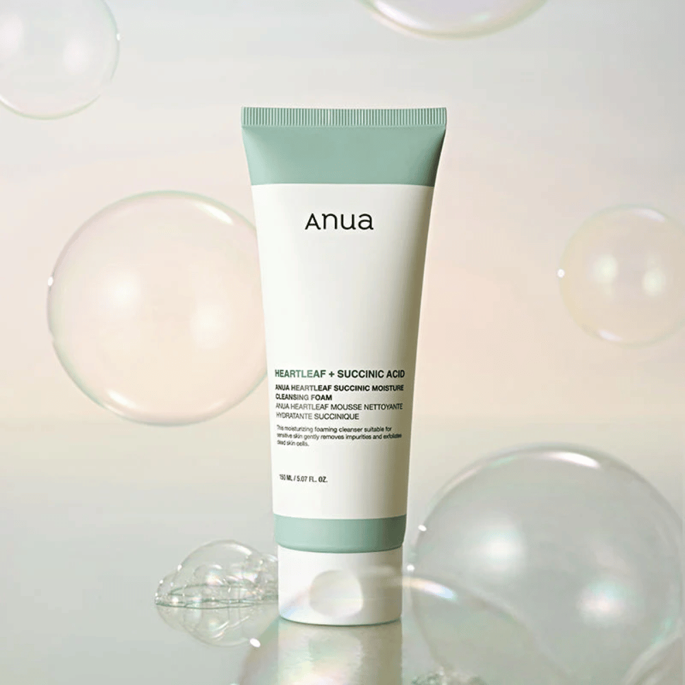 Produktbild av Anua Heartleaf + Succinic Acid Moisture Cleansing Foam omgiven av transparenta bubblor. Bilden förstärker känslan av mild rengöring, fräschhet och ett luftigt skum.