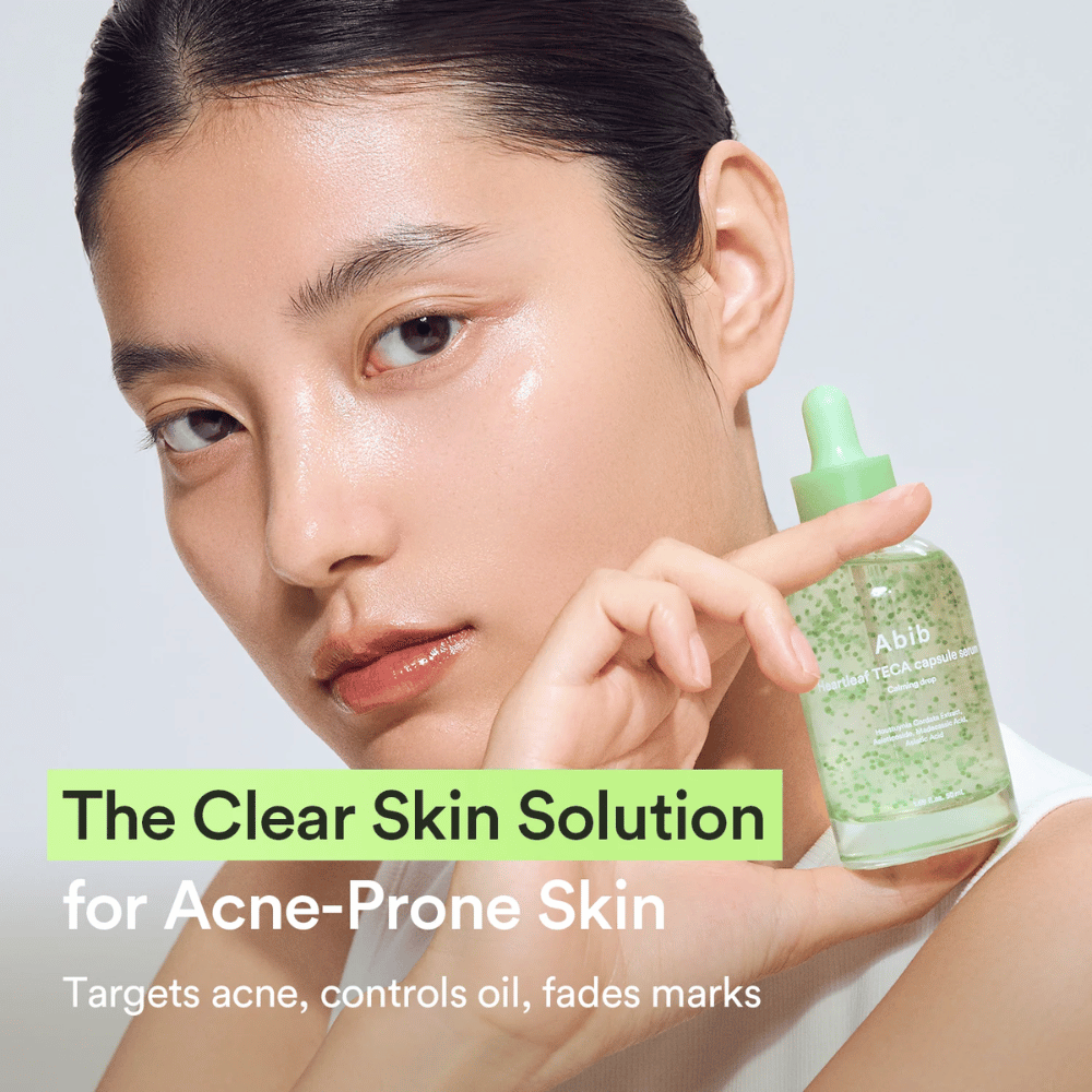 Kampanjbild med modell som håller Abib Heartleaf TECA Capsule Serum tillsammans med text om klarare hud för aknebenägen hud och kontroll av överskottsolja.