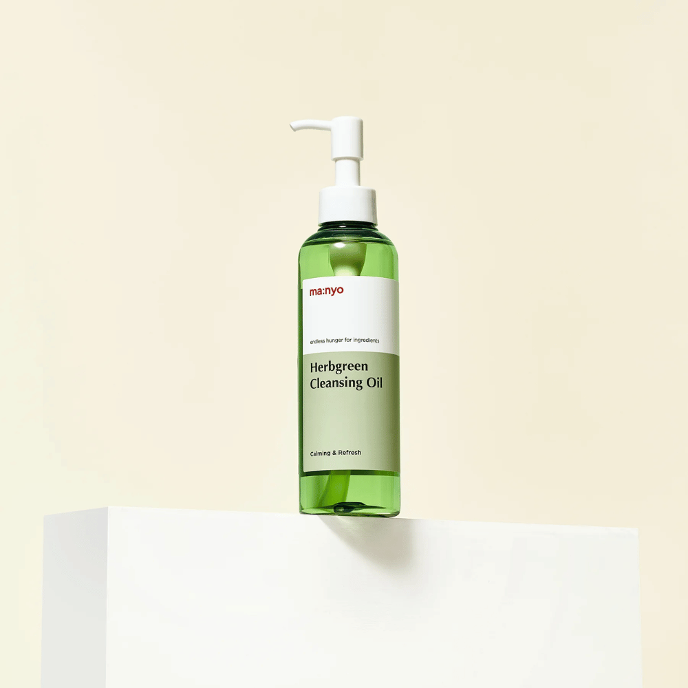 ma:nyo Herbgreen Cleansing Oil stående på piedestal, mild koreansk cleansing oil med gröna örtextrakt för daglig ansiktsrengöring