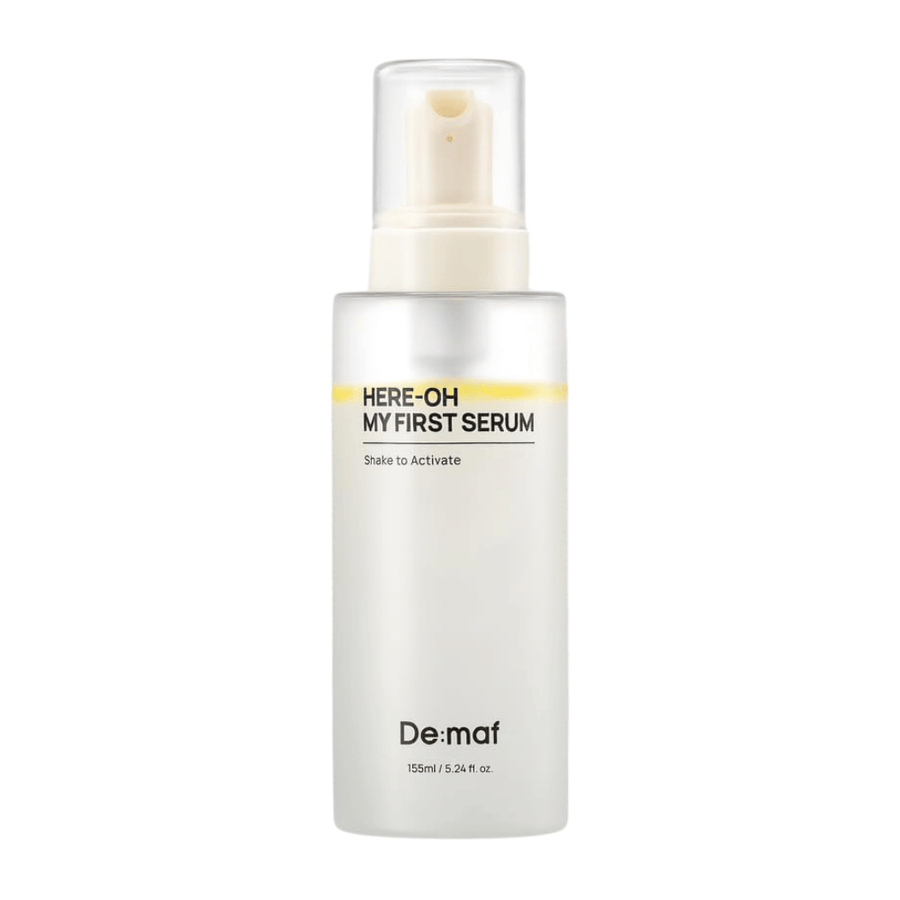 Frilagd produktbild av De:maf Here-Oh My First Serum på ljus bakgrund.
