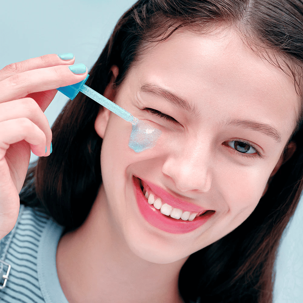Applicering av EQUAL BERRY Hyaltoin Flooding Serum med pipett – återfuktar och ger glow