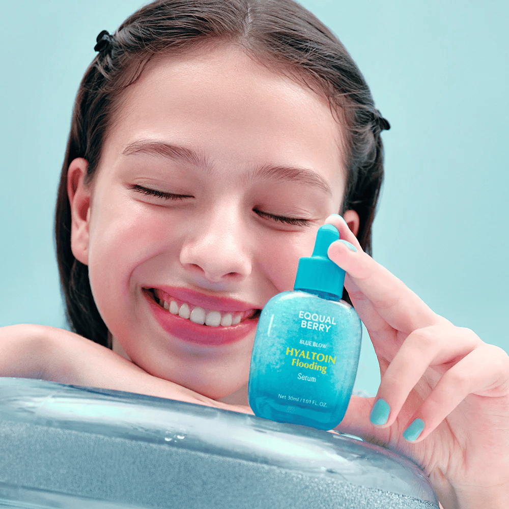 Modell håller EQUAL BERRY Hyaltoin Flooding Serum – fuktgivande ansiktsserum för mjuk och plumpad hud