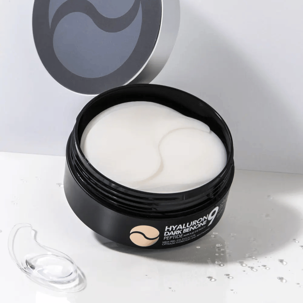 Närbild på Hyaluron Dark Benone Peptide 9 Ampoule Eye Patch – mjuka hydrogel-ögonpatches som hjälper till att återfukta, släta ut och pigga upp huden under ögonen.
