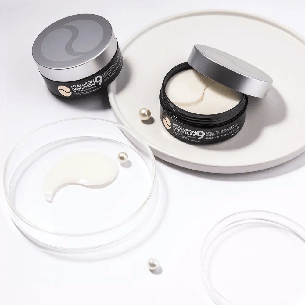 Hyaluron Dark Benone Peptide 9 Ampoule Eye Patch i öppen burk med hydrogel-patches – intensivt återfuktande ögonmask med peptider och hyaluronsyra.