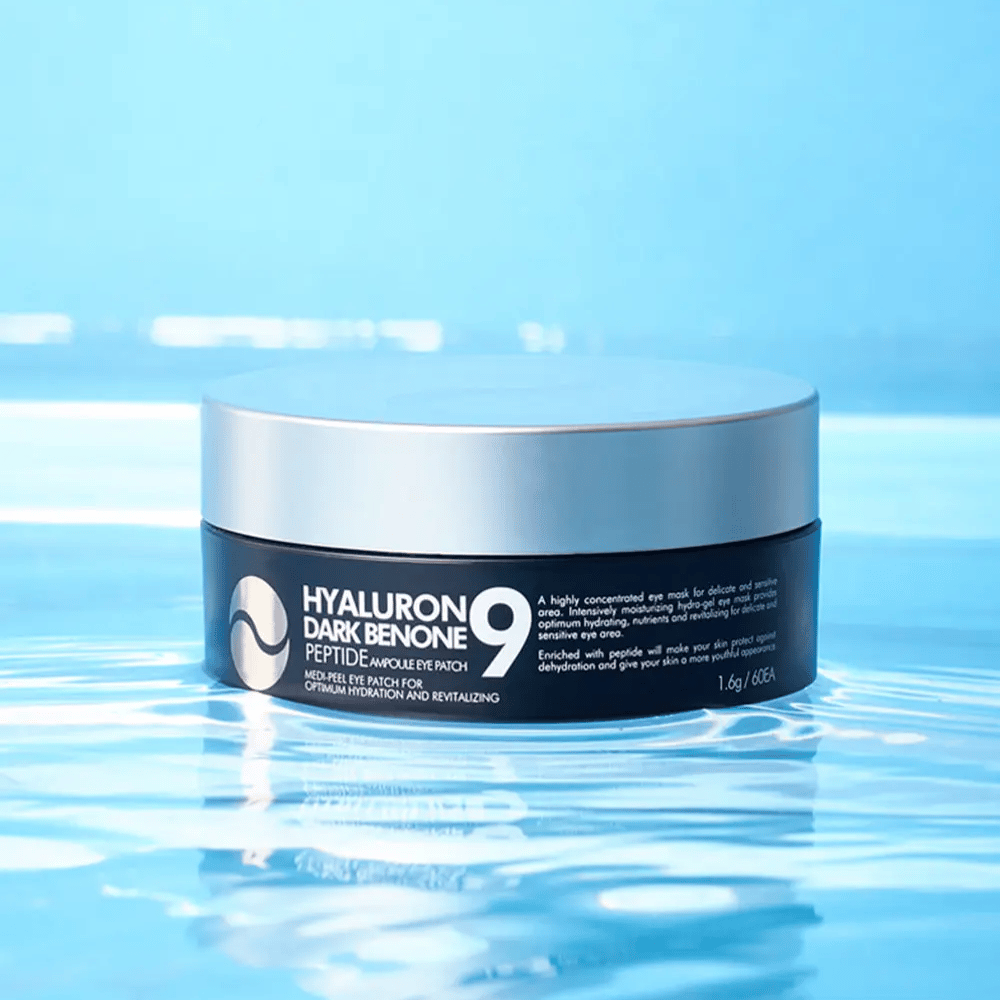 Hyaluron Dark Benone Peptide 9 Ampoule Eye Patch placerad på vattenyta – återfuktande koreanska ögonpatches med hyaluronsyra och peptider för fräschare hud runt ögonen.