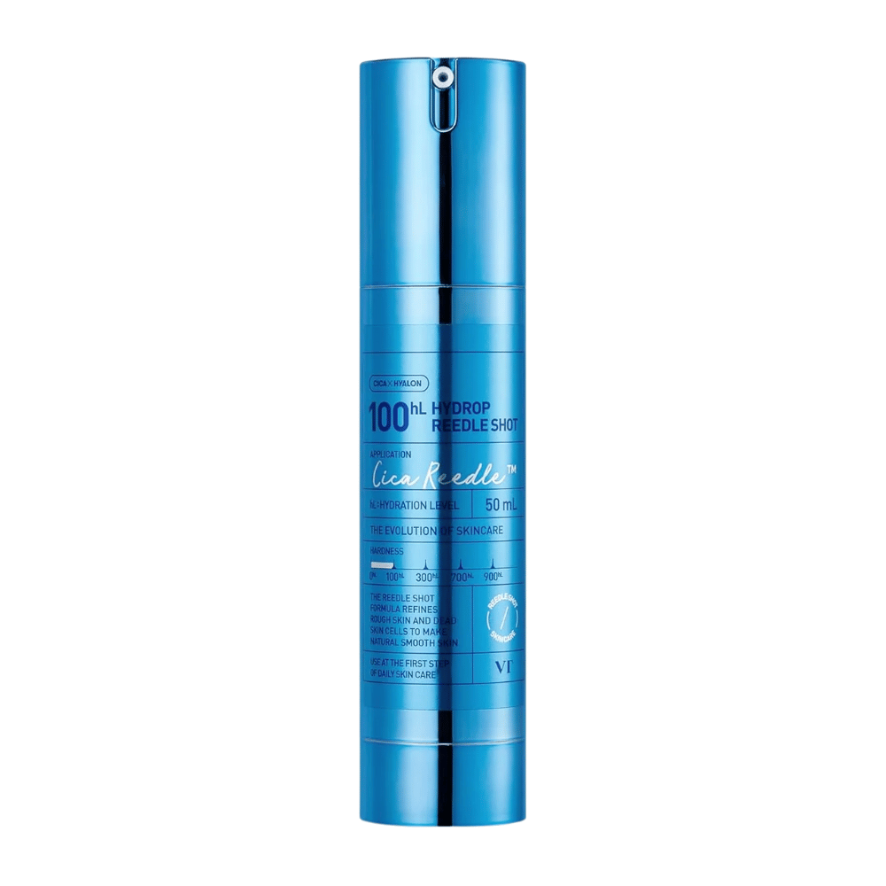 Blå cylinderformad flaska VT Cica Hyalon Hydrop Reedle Shot 100hL, 50 ml, med pump och silverdetaljer, stående mot vit bakgrund.