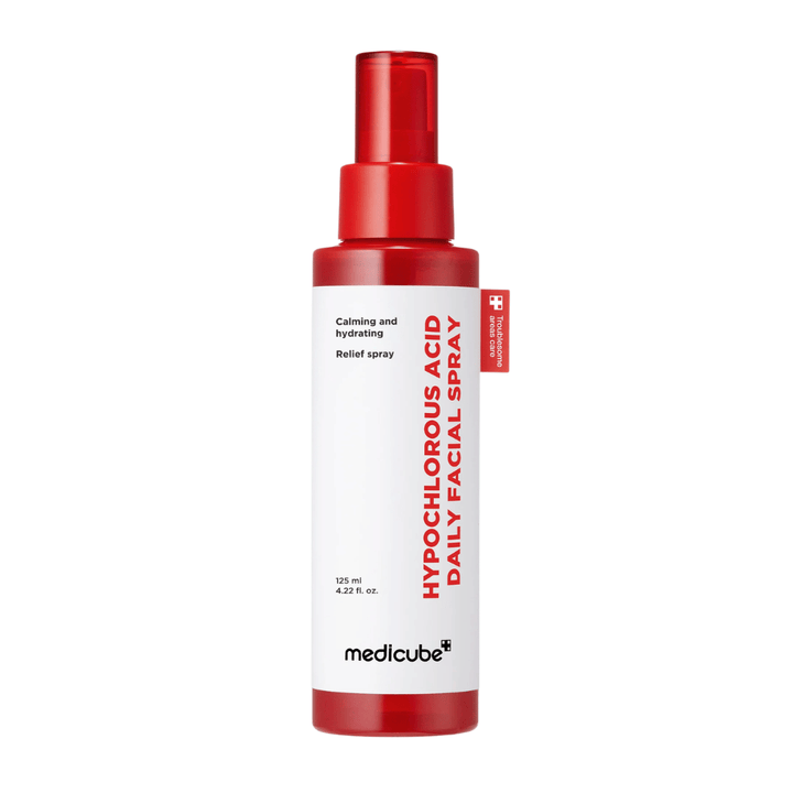 Frilagd produktbild av Medicube Hypochlorous Acid Daily Facial Spray på ljus bakgrund. Den röda och vita flaskdesignen står i fokus och visar produktens rena och professionella utseende.