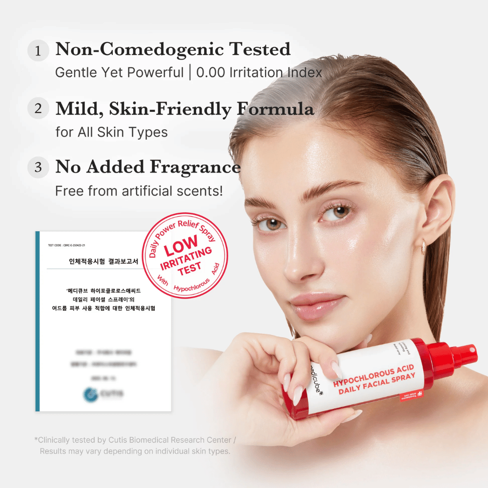 Modell som håller Medicube Hypochlorous Acid Daily Facial Spray tillsammans med information om att produkten är testad för låg irritation, är parfymfri och passar alla hudtyper. Ett testcertifikat visas i bakgrunden för att stärka produktens trovärdighet.