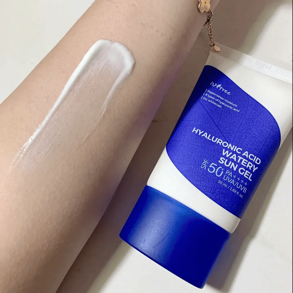 Isntree Hyaluronic Acid Watery Sun Gel SPF50+ PA++++ 50ml – återfuktande solkräm med hyaluronsyra, visad på huden utan white cast.
