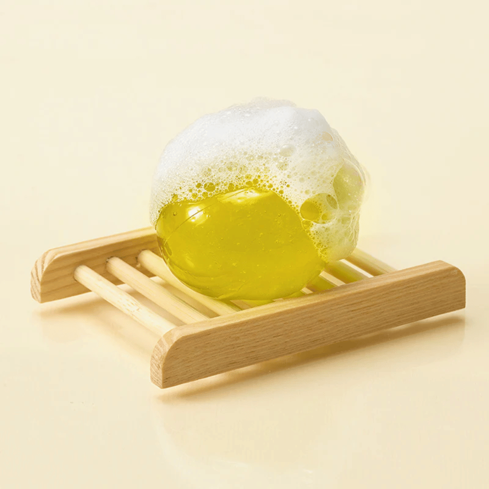 Skummande Ongredients Jeju Cica Cleansing Ball på tvålfat – mild rengöring som stärker hudbarriären och minskar irritation.
