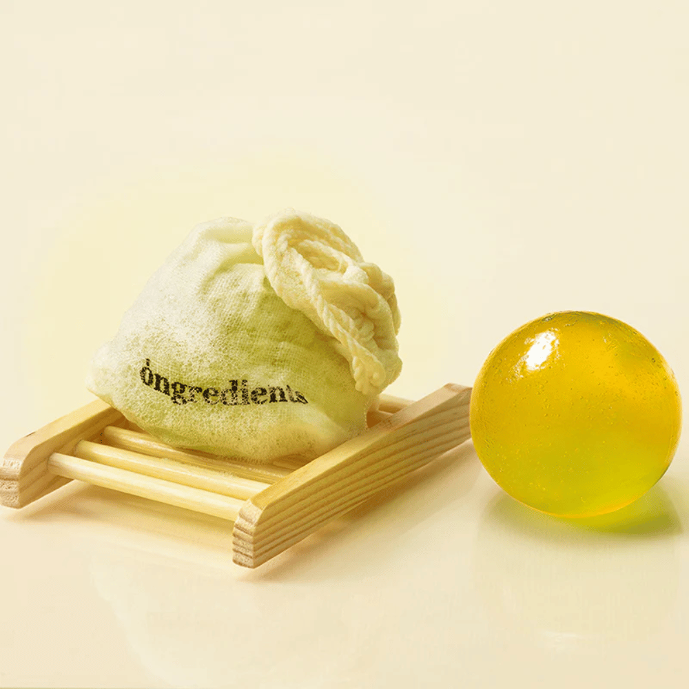 Ongredients Jeju Cica Cleansing Ball – fast rengöring med tygpåse, skonsam mot huden och tillverkad med växtbaserade ingredienser.