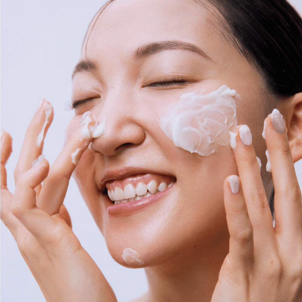 Beauty of Joseon Jello Skin Massage Cream appliceras i ansiktet för återfuktande massage och stärkt hudbarriär.