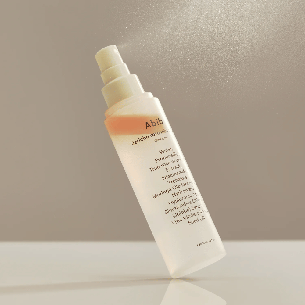 Abib Jericho Rose Mist Serum sprayas i luften. Lätt och fräsch mist med ros- och moringaolja för naturlig lyster.