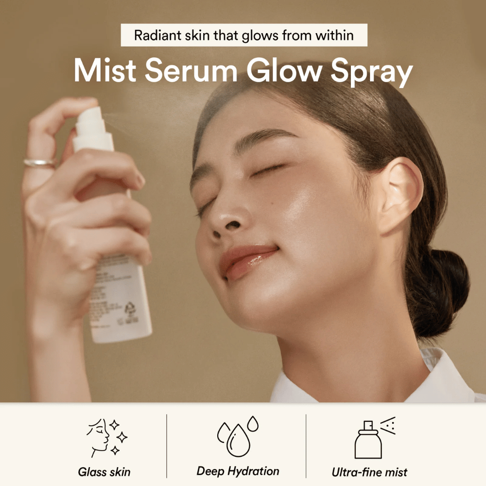 Kvinna sprayar Abib Jericho Rose Mist Serum i ansiktet. Fin mist som ger djup återfuktning och glow-effekt.