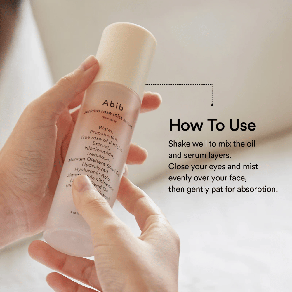Person håller Abib Jericho Rose Mist Serum och visar hur man skakar flaskan för att blanda olja och serum före användning.