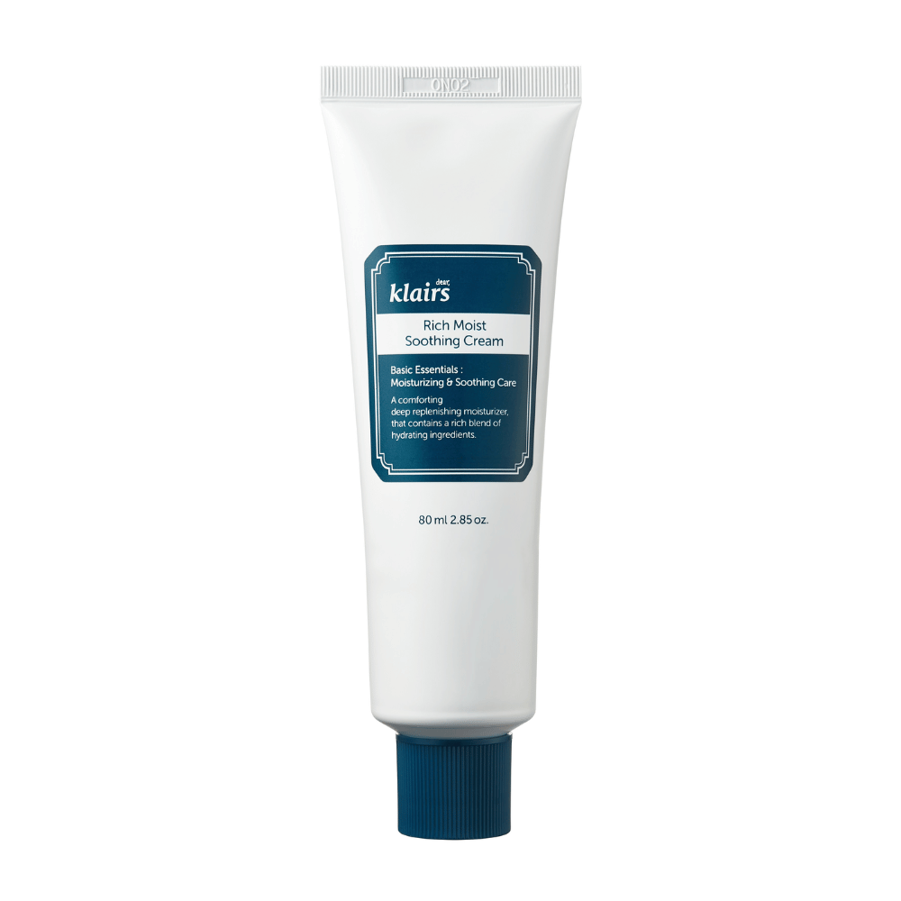 En tub av Klairs Rich Moist Soothing Cream med mörkblå detaljer och produktinformation, presenterad mot en ren vit bakgrund.