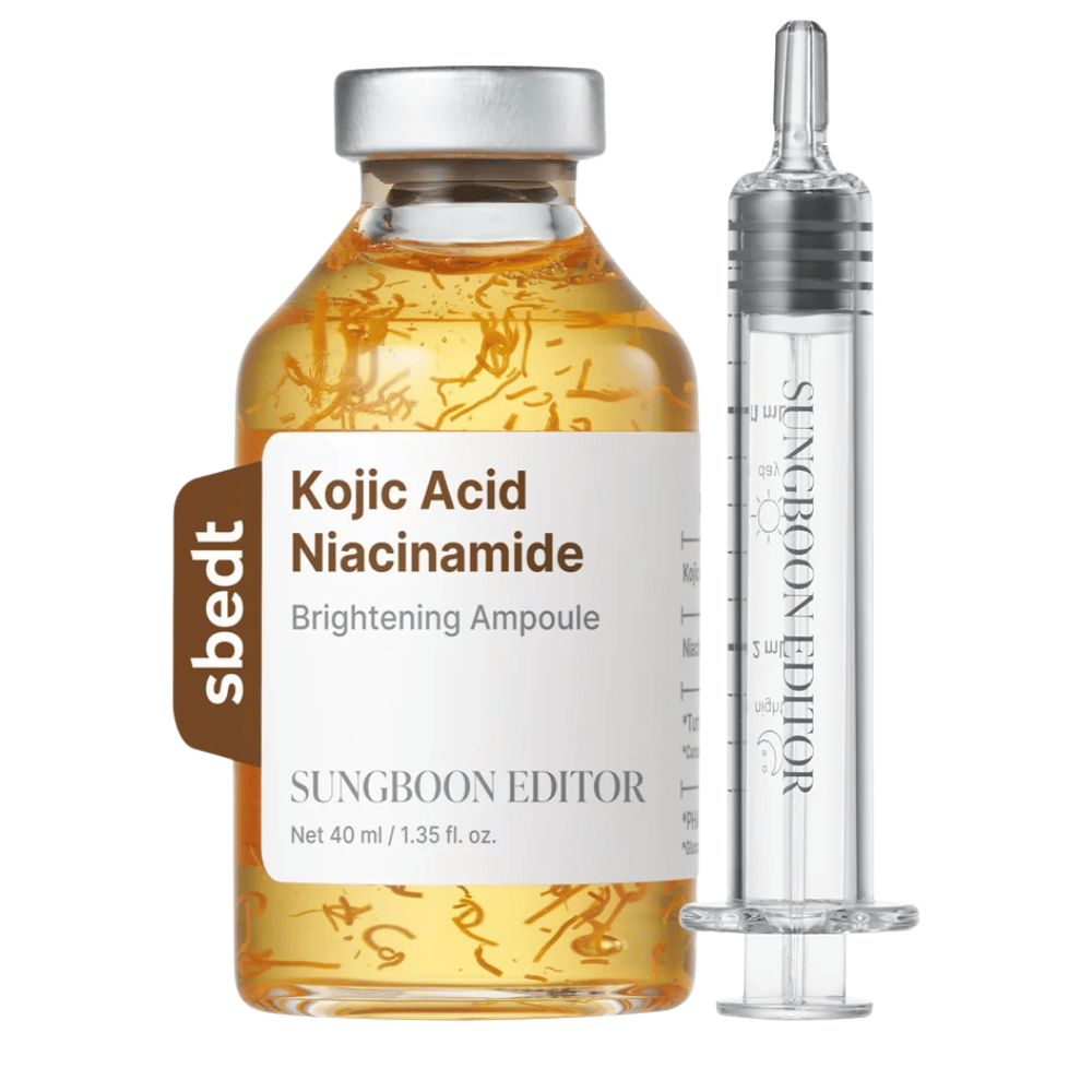 7. SUNGBOON EDITOR Kojic Acid Niacinamide Brightening Ampoule 40 ml – gyllene serumflaska med synliga aktiva trådar och transparent applikator mot vit bakgrund