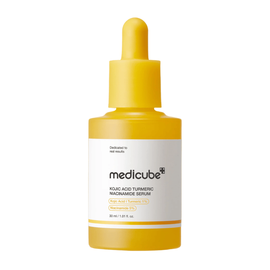 Frilagd produktbild på Medicube Kojic Acid Turmeric Niacinamide Serum med gul flaska och pipett. Den minimalistiska designen och de varma färgerna ger ett modernt och kliniskt intryck samtidigt som produkten associeras med glow och brightening skincare.