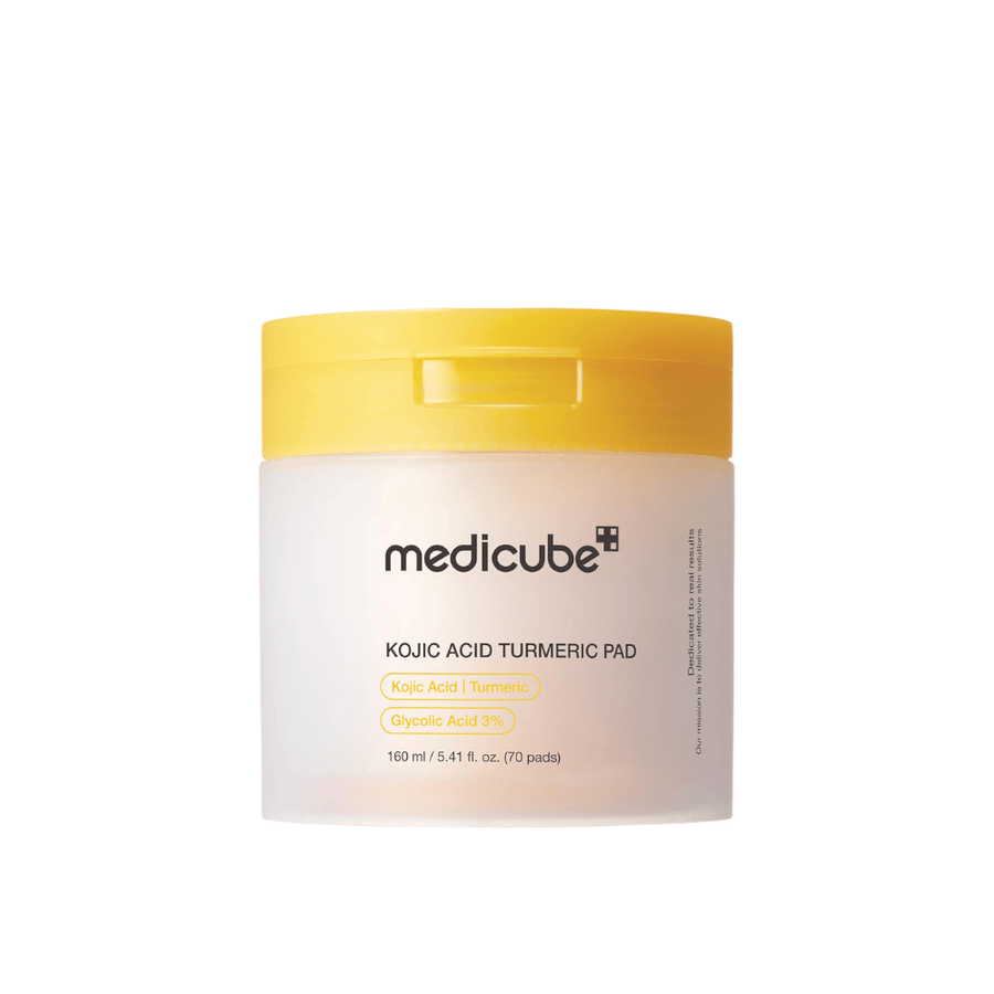 Frilagd produktbild av Medicube Kojic Acid Turmeric Pad i gul burk med exfolierande pads innehållande kojicsyra, gurkmeja och glykolsyra för jämnare hudton och glow.