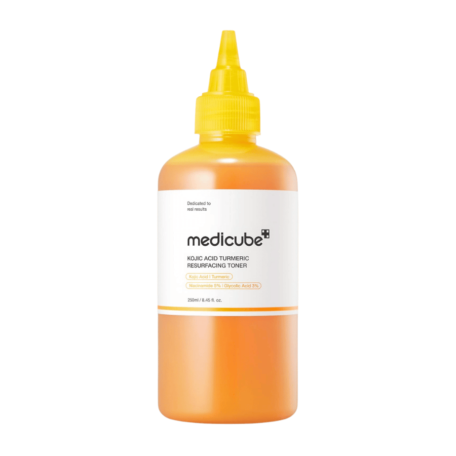Frilagd produktbild av Medicube Kojic Acid Turmeric Resurfacing Toner i gul applikatorflaska för exfolierande hudvård och förbättrad hudstruktur.