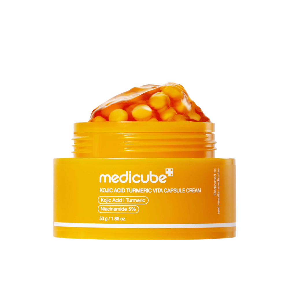 5. Medicube Kojic Acid Turmeric Vita Capsule Cream 53 g – gul burk med gelkräm och kapslar på vit bakgrund
