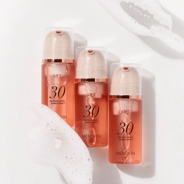 Estetisk produktbild med tre flaskor av MENOKIN LIFT 30 Seconds Quick Bubble Mask omgivna av mjukt skum som framhäver den bubblande och rengörande effekten.