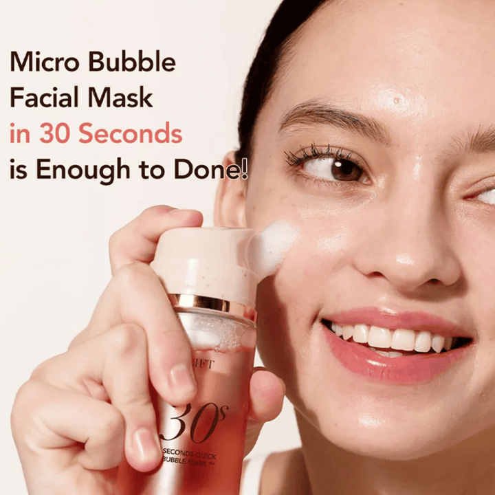 Livsstilsbild där en modell applicerar MENOKIN bubble mask direkt på huden med mikrobubblor, tillsammans med text som betonar snabb ansiktsvård på 30 sekunder.