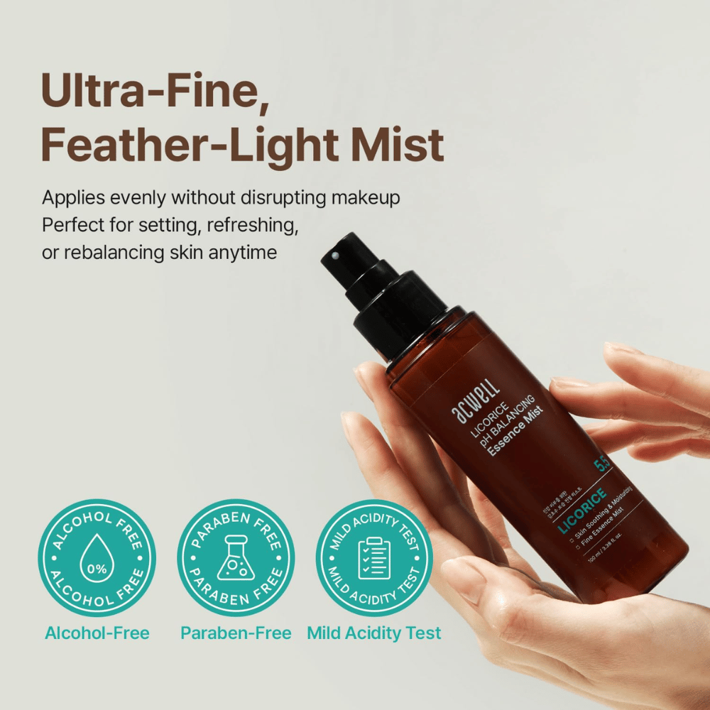 Acwell Licorice pH Balancing Essence Mist hålls i handen och sprayas som en ultrafin mist. Bilden lyfter fram alkoholfri och parabenfri formula samt hudvänligt pH som passar känslig hud.