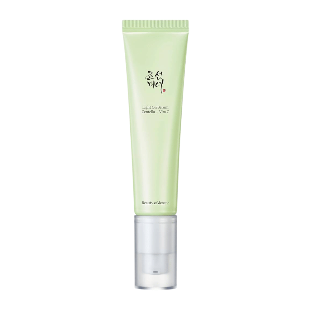 Beauty of Joseon Light On Serum i en ljusgrön tub med pump, innehållande Centella och vitamin C för lystergivande hudvård.