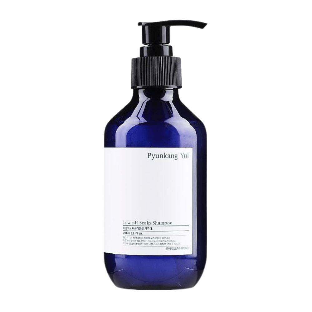Stilren frilagd produktbild av Pyunkang Yul Low pH Scalp Shampoo i blå flaska med pump och minimalistisk design.