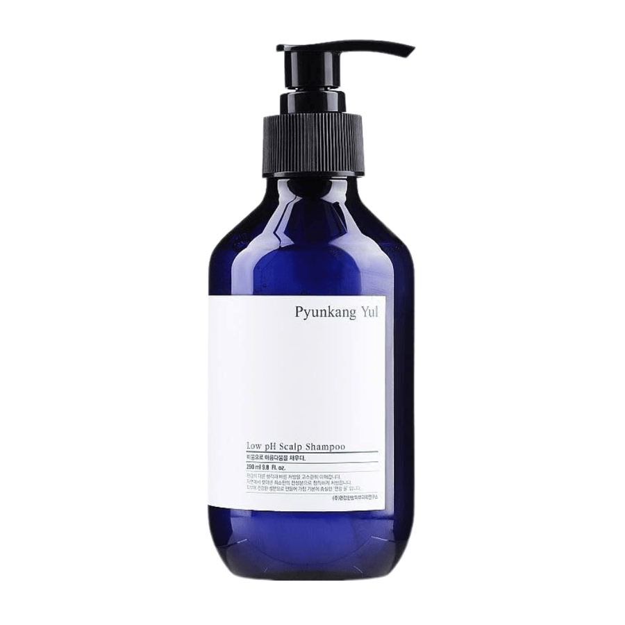 Stilren frilagd produktbild av Pyunkang Yul Low pH Scalp Shampoo i blå flaska med pump och minimalistisk design.