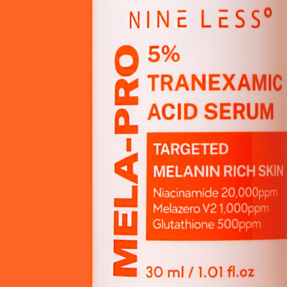 Närbild på NINE LESS MELA-PRO 5% Tranexamic Acid Serum med 5% tranexamsyra, niacinamid och glutathione.