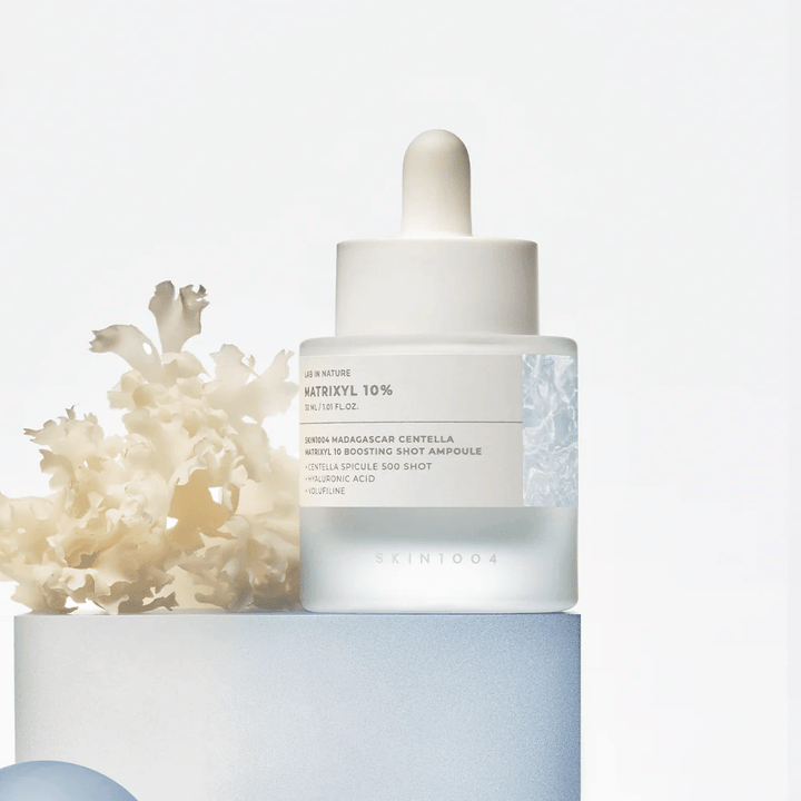 SKIN1004 Madagascar Centella Matrixyl 10 Boosting Shot Ampoule i livsstilsbild – anti-age serum med peptider och centella som stärker hudbarriären och ger spänst.