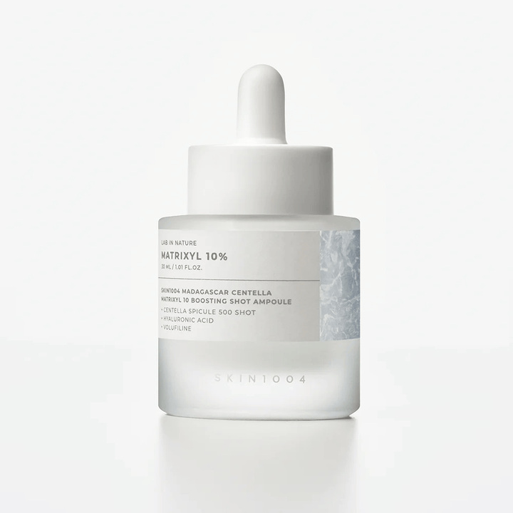 SKIN1004 Madagascar Centella Matrixyl 10 Boosting Shot Ampoule i originalförpackning – ansiktsserum med Matrixyl 10 %, hyaluronsyra och centella för plumpad och slät hud.