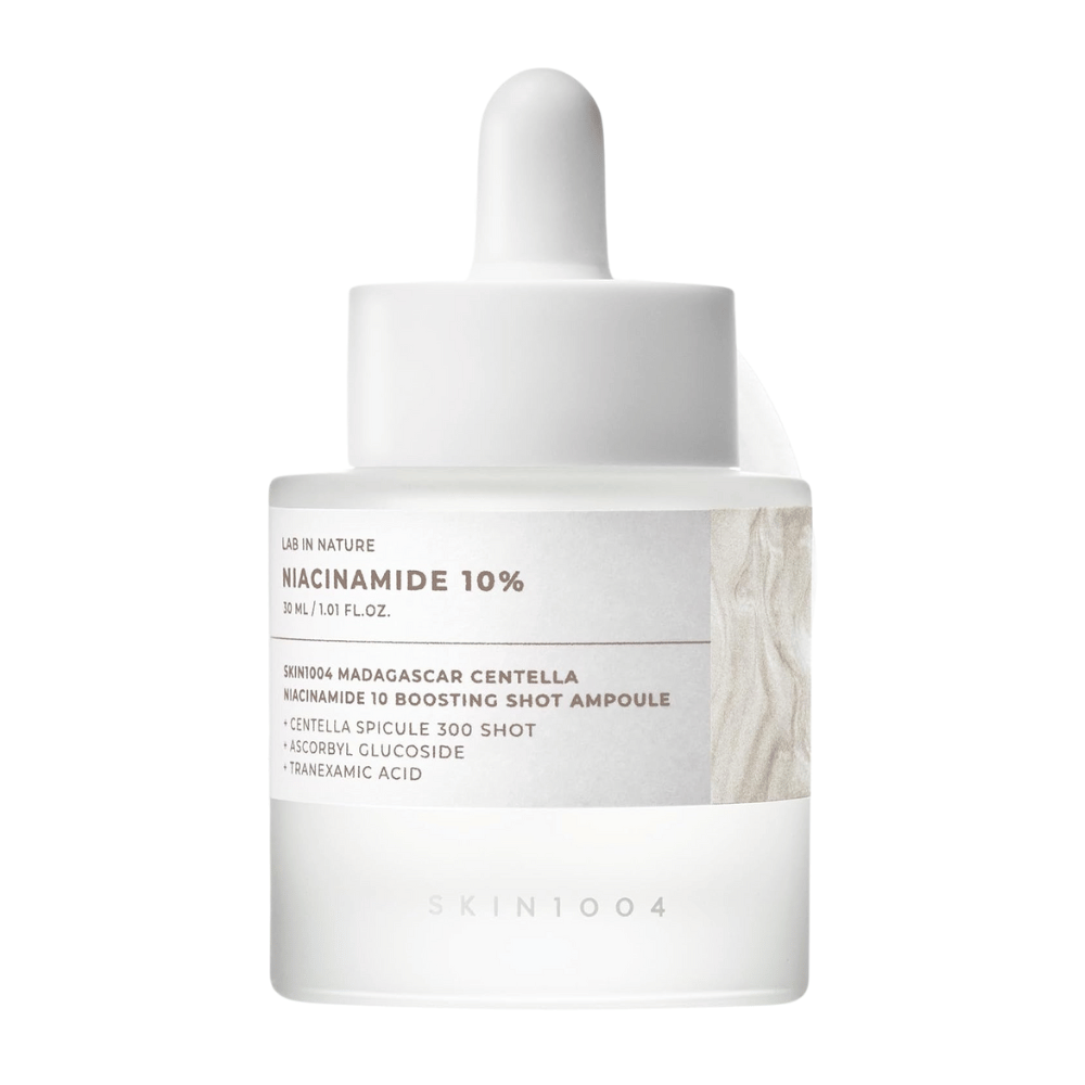 SKIN1004 Madagascar Centella Niacinamide 10 Boosting Shot Ampoule stående på vit bakgrund – högkoncentrerat niacinamide-serum för klarare hud, lyster och balanserad talgproduktion.