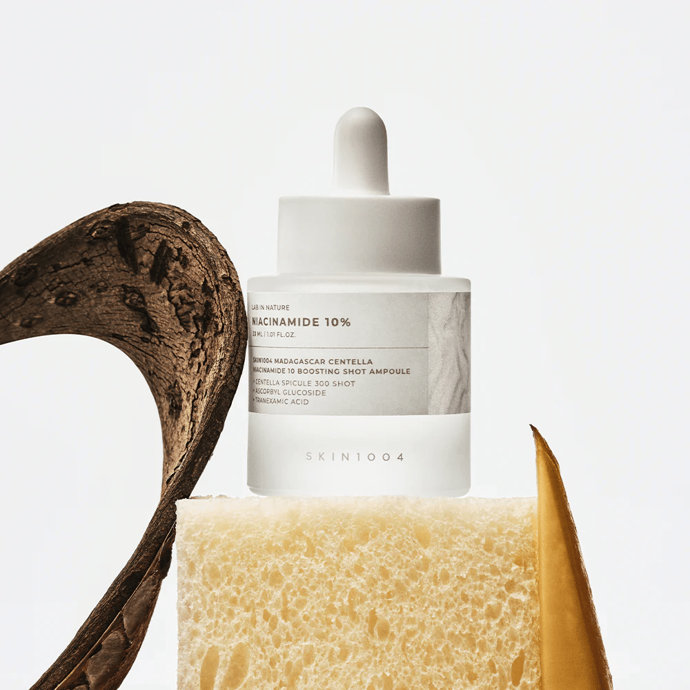 SKIN1004 Madagascar Centella Niacinamide 10 Boosting Shot Ampoule i livsstilsbild – ansiktsserum som hjälper till att minska ojämn hudton och stärka hudbarriären.