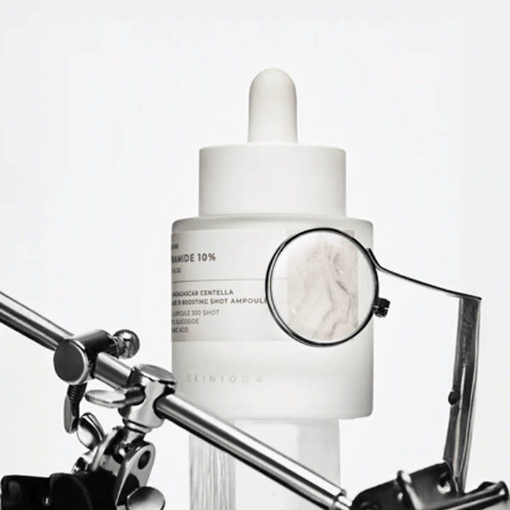 Detaljbild på SKIN1004 Madagascar Centella Niacinamide 10 Boosting Shot Ampoule som framhäver ingrediensfokus och aktiv formula för klarare hud och jämn hudstruktur.