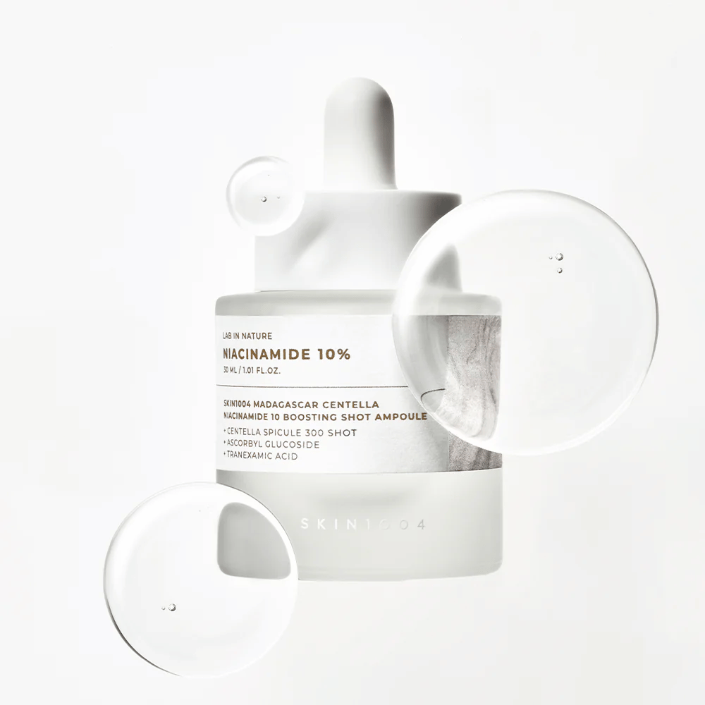 SKIN1004 Madagascar Centella Niacinamide 10 Boosting Shot Ampoule med serumdroppar som visar lätt, snabbabsorberande formula med niacinamide, tranexaminsyra och centella.