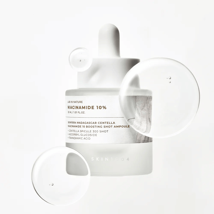 SKIN1004 Madagascar Centella Niacinamide 10 Boosting Shot Ampoule med serumdroppar som visar lätt, snabbabsorberande formula med niacinamide, tranexaminsyra och centella.